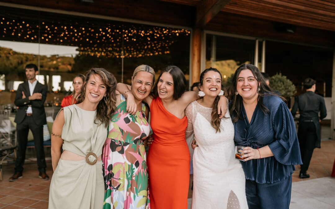 Tendencias en vestidos de invitada para las bodas del 2025: elegancia, color y mucha personalidad